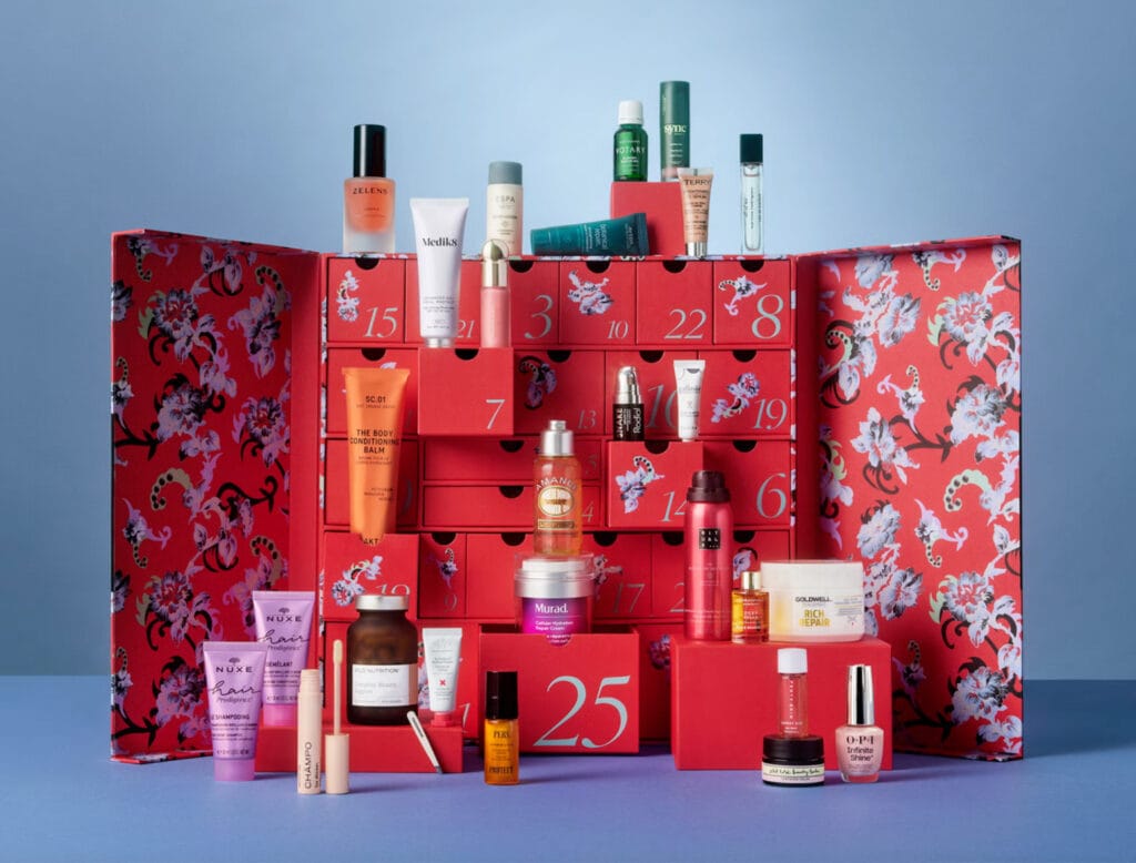 La caja abierta y los productos del Calendario de Adviento ELLE 2025