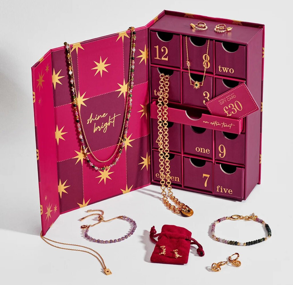 La caja y las joyas del Calendario de adviento Estella Bartlett 2026 de joyería dorada La caja y las joyas del Calendario de adviento Estella Bartlett 2026 de joyería dorada