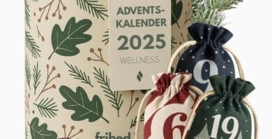La caja cilíndrica en tonos verdes del Calendario de adviento Frihed 2025