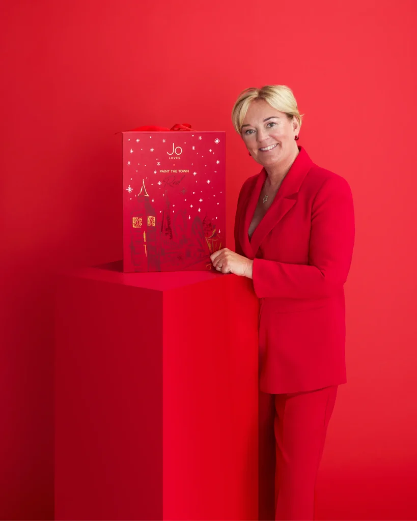 Una mujer posa con el Calendario de adviento Jo Loves 2025a