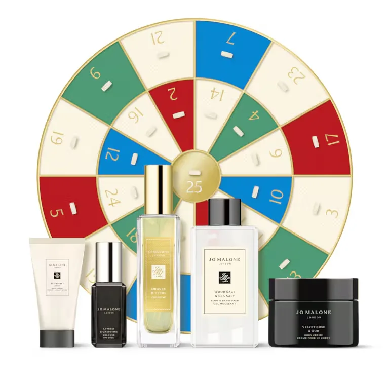 La caja circular en forma de diana multicolor del Calendario de adviento Jo Malone 2025 con algunos de los productos que incluye