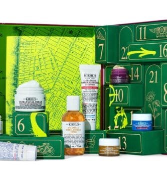 La caja abierta y algunos de los productos del Calendario de adviento Kiehl's 2025