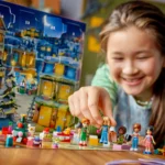 Una niña juega con el Calendario de Adviento Lego Friends 2025