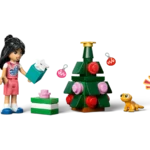 Escena navideña con figuras y piezas del Calendario de adviento Lego Friends 2025