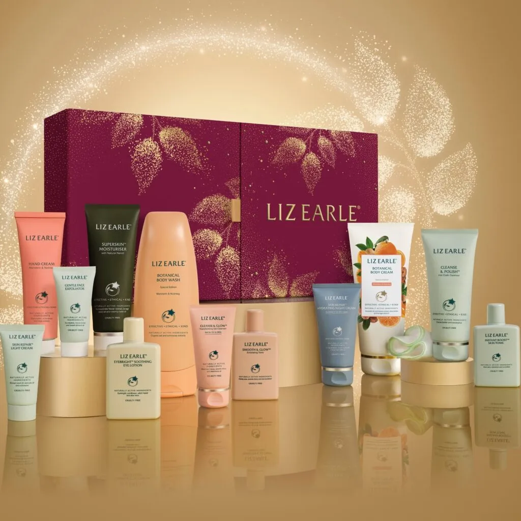 La caja y los productos del Calendario de adviento Liz Earle 2026