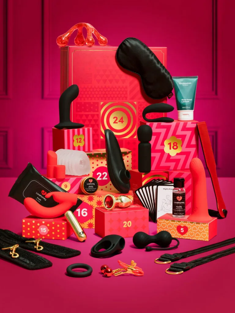 La caja y los productos del Calendario de adviento Lovehoney 2025 para parejas