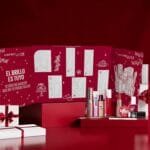 El interior de la caja del Calendario de adviento Maybelline 2026 de 12 días con algunos de los productos que incluye