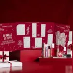 El interior de la caja del Calendario de adviento Maybelline 2026 de 12 días con algunos de los productos que incluye