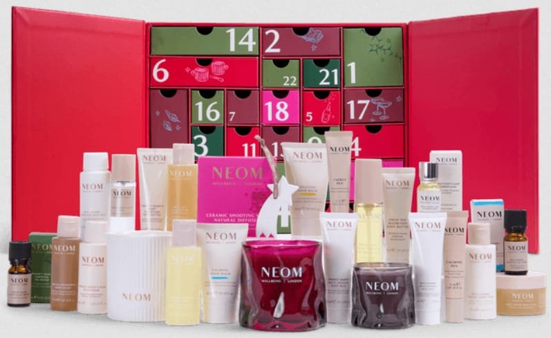 La caja y los 24 productos del Calendario de adviento NEOM 2026