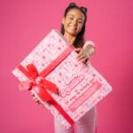 Una niña posa con el Calendario de adviento Nice Beauty Routine 2026