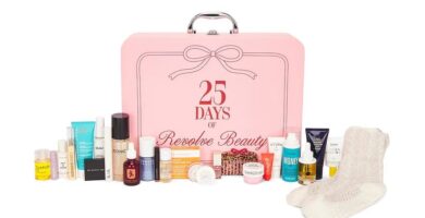 Calendario de adviento Revolve Beauty 2025 de 25 días, ya disponible 3 La caja y los productos del Calendario de adviento Revolve Beauty 2025