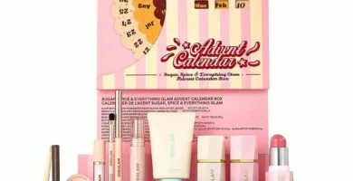 La caja y los productos del Calendario de adviento SHEGLAM 2025