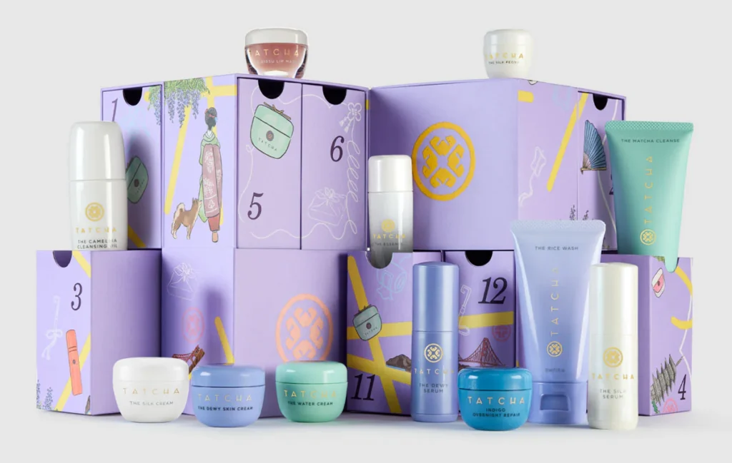 La caja abierta y los productos del Calendario de adviento Tatcha 2025