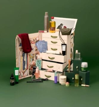 La maleta y los productos del Calendario de adviento Vogue 2026