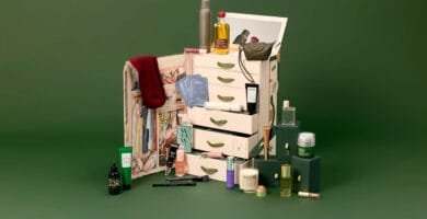 La maleta y los productos del Calendario de adviento Vogue 2026