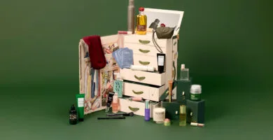 Calendario de adviento Vogue 2026, a la venta en España 4 La maleta y los productos del Calendario de adviento Vogue 2026