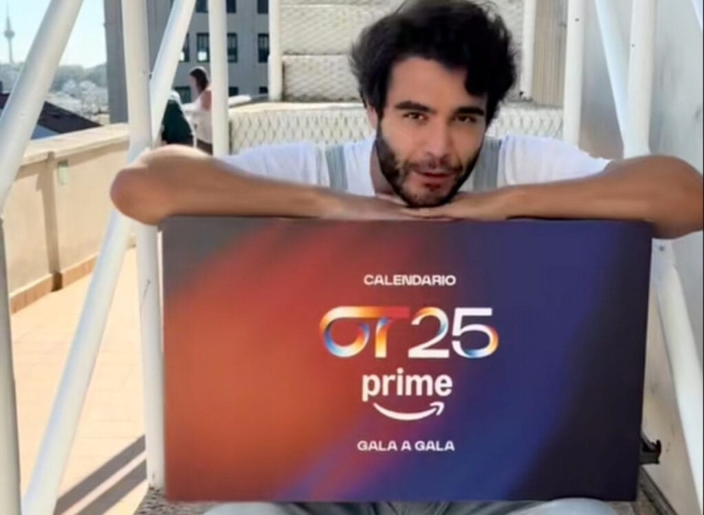 Alberto Palao posa con el Calendario de adviento de Operación Triunfo 2025