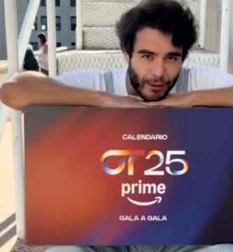Alberto Palao posa con el Calendario de adviento de Operación Triunfo 2025