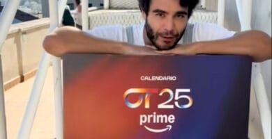 Alberto Palao posa con el Calendario de adviento de Operación Triunfo 2025