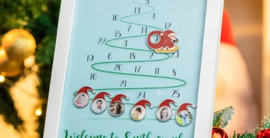 Un calendario de adviento personalizado Callie con las fotos de una familia