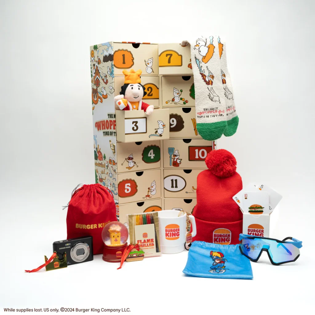 La caja del El calendario de adviento Burger King con algunos de sus regalos