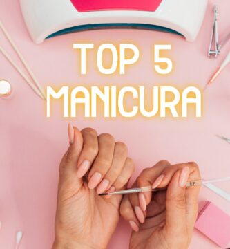 Unas manos de mujer rodeadas de herramientas y productos de manicura