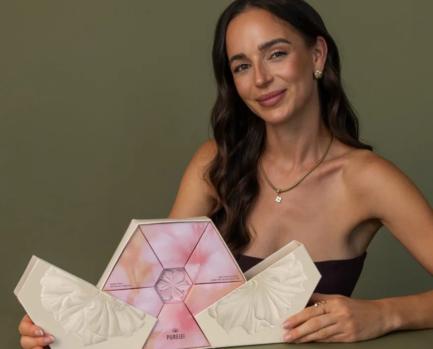 Una modelo posa con uno de los módulos del Calendario de adviento Purelei 2026