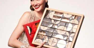 Una mujer con dos Calendarios de Adviento AsamBeauty 2023