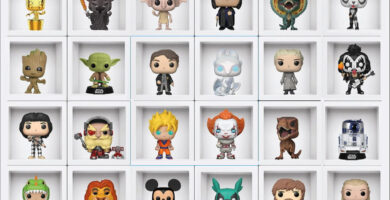 24 figuras de Funko Pop en una vitrina simulando un calendario de Adviento