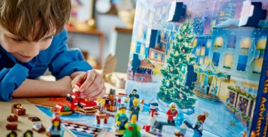 Un niño disfrutando con uno de los calendarios de Adviento de juguetes