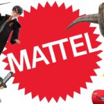 Varios de los personajes protagonistas de los Calendarios de Adviento de Mattel en torno al logo de la marca