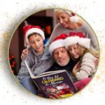 Una familia leyendo un libro de Calendario de Adviento