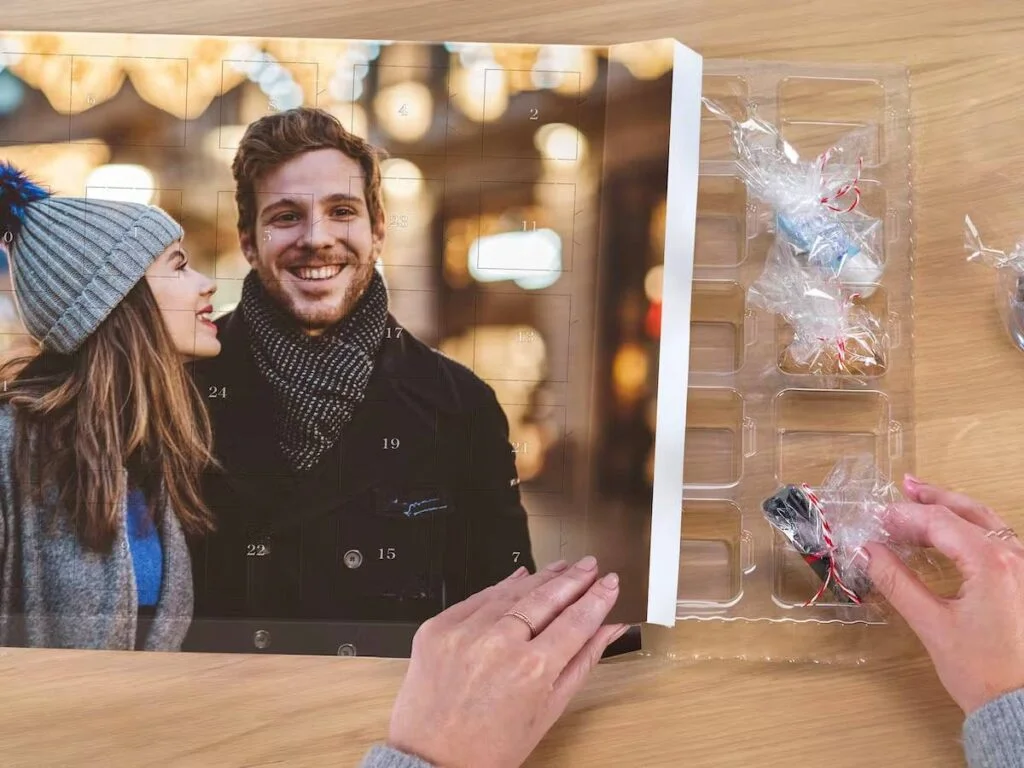 Una mujer descubre una sorpresa escondida en un calendario de Adviento personalizado con su foto