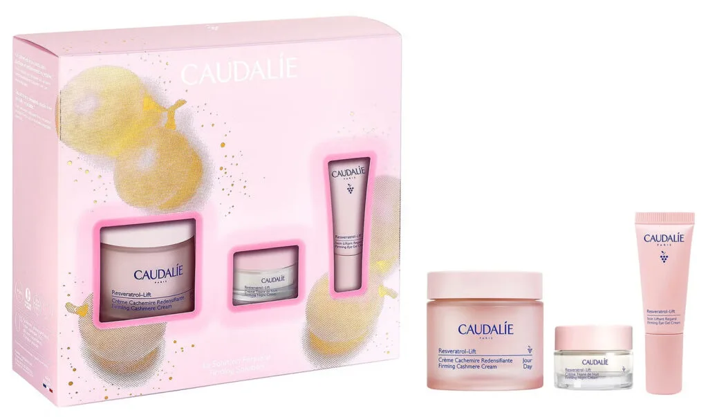 La caja rosa y los tres productos del set Caudalie Christmas 2024 The Firming Edit