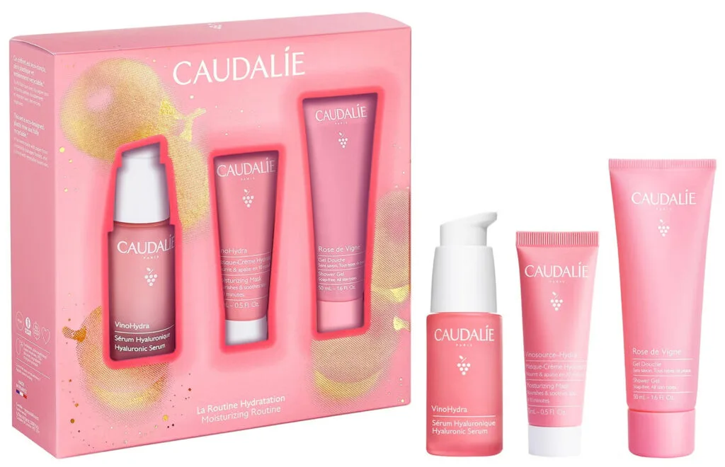La caja fucsia y los tres productos del set Caudalie Christmas 2024 The Hydration Edit