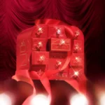 La caja roja con 12 compartimentos del Calendario de adviento Charlotte Tilbury 2026
