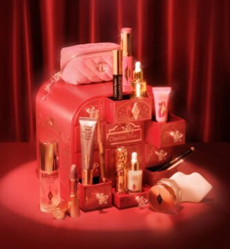 La caja y los productos del Calendario de adviento Charlotte Tilbury 2026