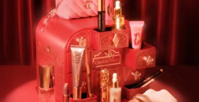 La caja y los productos del Calendario de adviento Charlotte Tilbury 2026