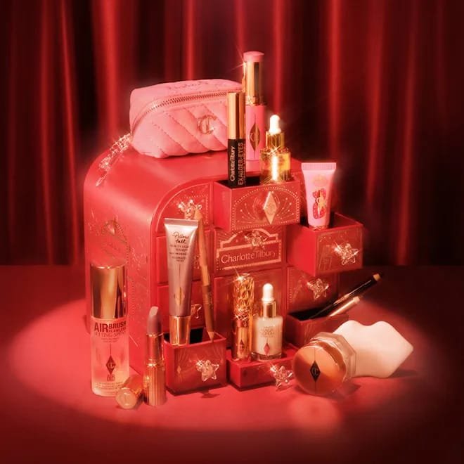 La caja y los productos del Calendario de adviento Charlotte Tilbury 2026