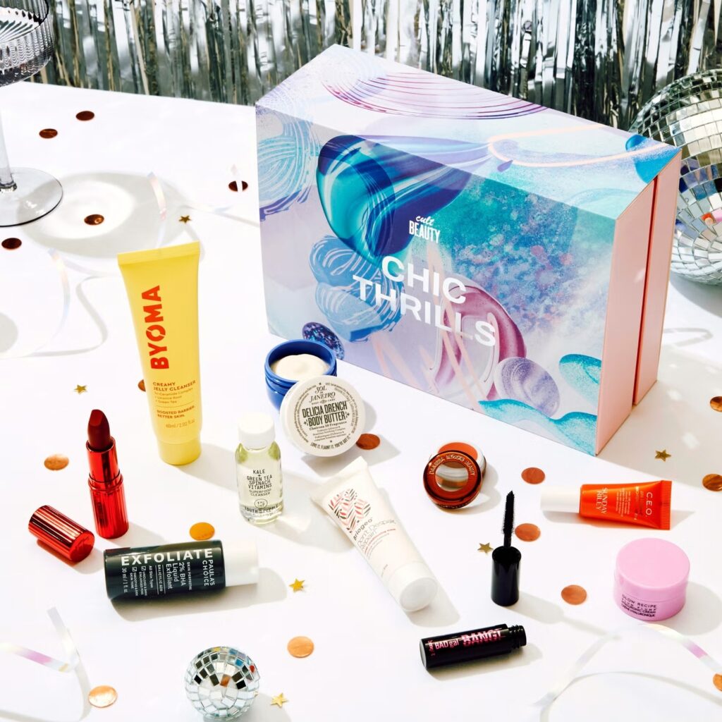 La caja y los 10 productos de la caja navideña Cult Beauty 2024 "Chic Thrills"