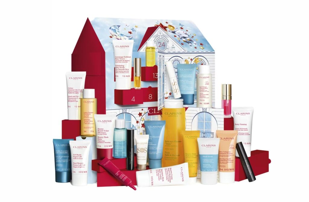 La caja y los productos del Calendario de Adviento Clarins 2024