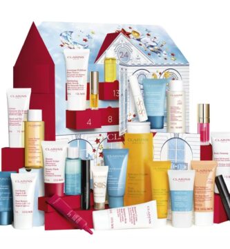 La caja y los productos del Calendario de Adviento Clarins 2024