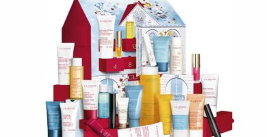 La caja y los productos del Calendario de Adviento Clarins 2024