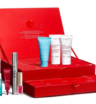 La caja y algunos de los productos del Calendario de adviento Clarins 2025