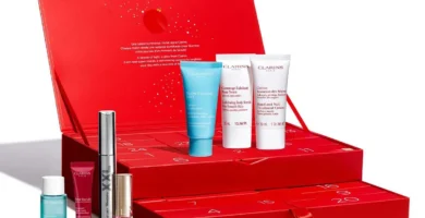 La caja y algunos de los productos del Calendario de adviento Clarins 2025