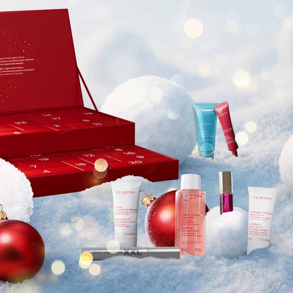 La caja y algunos de los productos del Calendario de adviento Clarins 2025