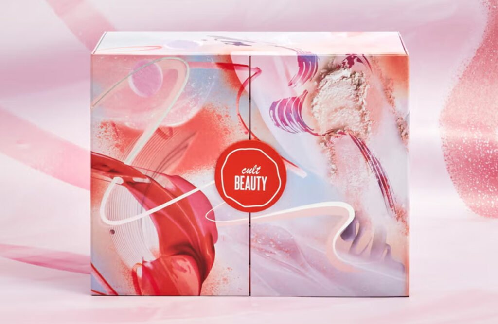 La caja de tonos rosa del Calendario de Adviento Cult Beauty 2024