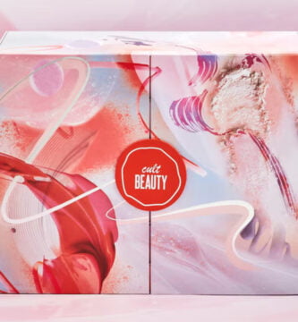 La caja de tonos rosa del Calendario de Adviento Cult Beauty 2024