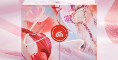 La caja de tonos rosa del Calendario de Adviento Cult Beauty 2024