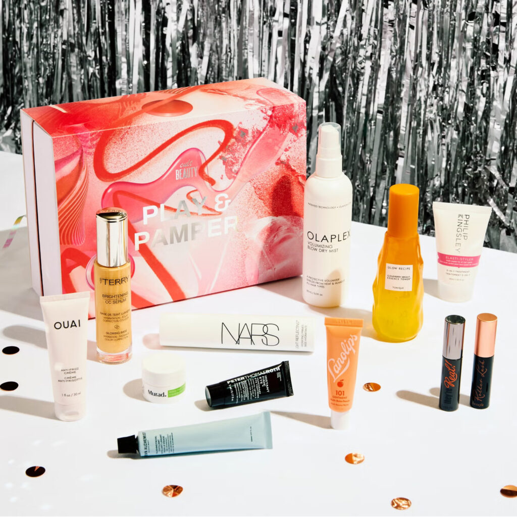 La caja y los productos de la edición navideña Cult Beauty 2024 "Play & Pamper"